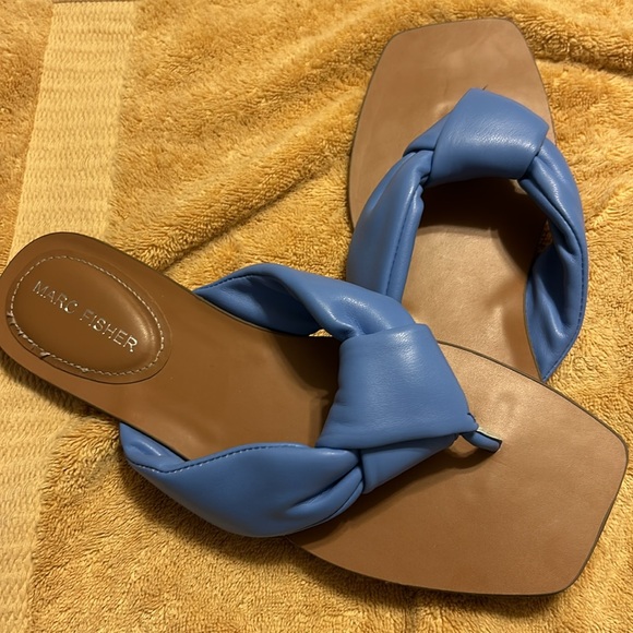 NWT, Marc Fisher designed elegant flip flop sandals. SKY BLUE leather, size 8M. - Picture 8 of 11